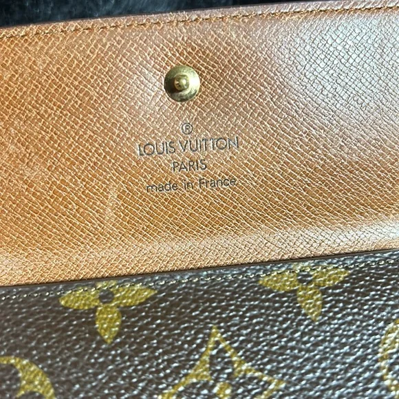 Vintage (GUC) LV wallet monogram unisex wallet 🤎 add a chain and it’s a purse